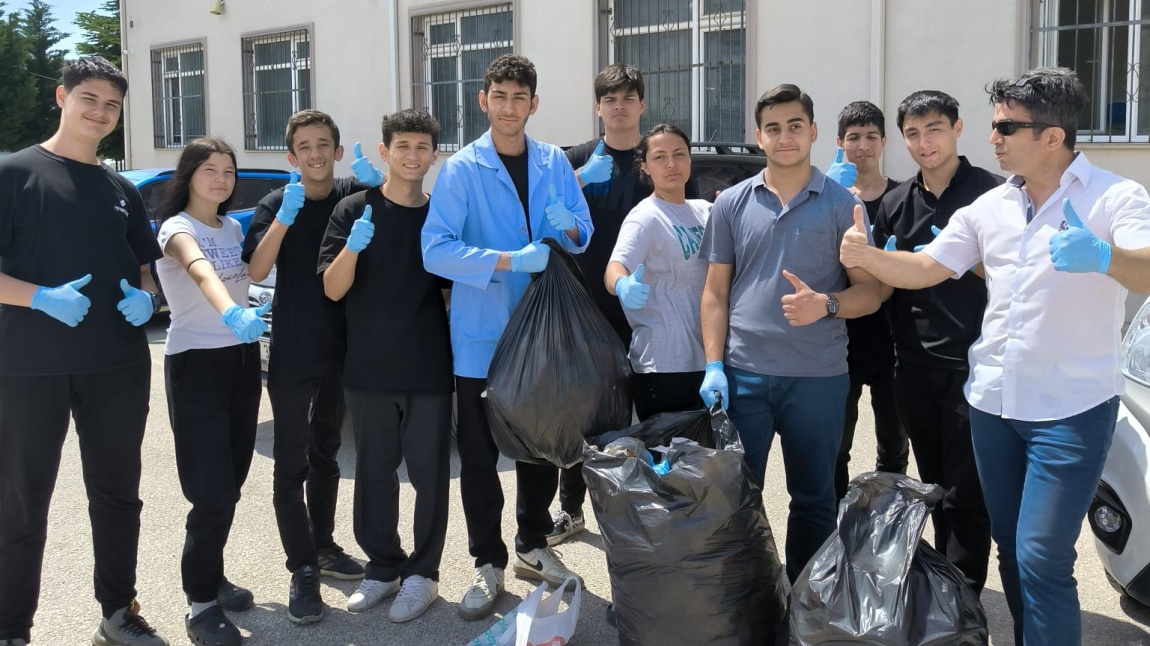 OKULUMUZ ÇEVRE KULÜBÜNÜN ÖĞRENCİLERİMİZDE TEMİZLİK BİLİNCİ KAZANDIRMAK AMACIYLA YAPMIŞ OLDUĞU ÇALIŞMADA OKUL ÇEVRESİ TEMİZLİĞİ ETKİNLİĞİMİZ.